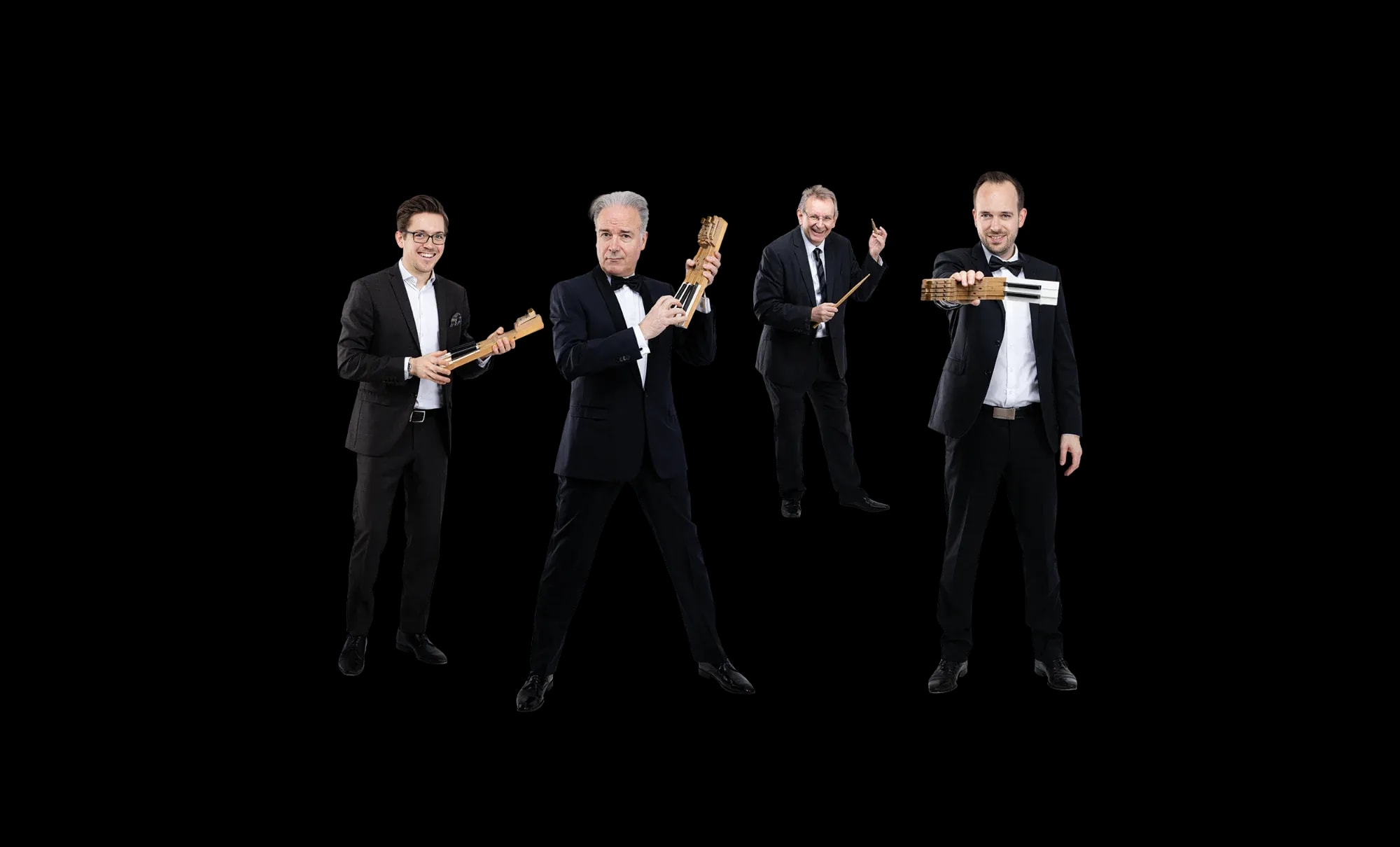 Die vier Musiker an zwei Flügeln auf der Bühne, Konzertsituation