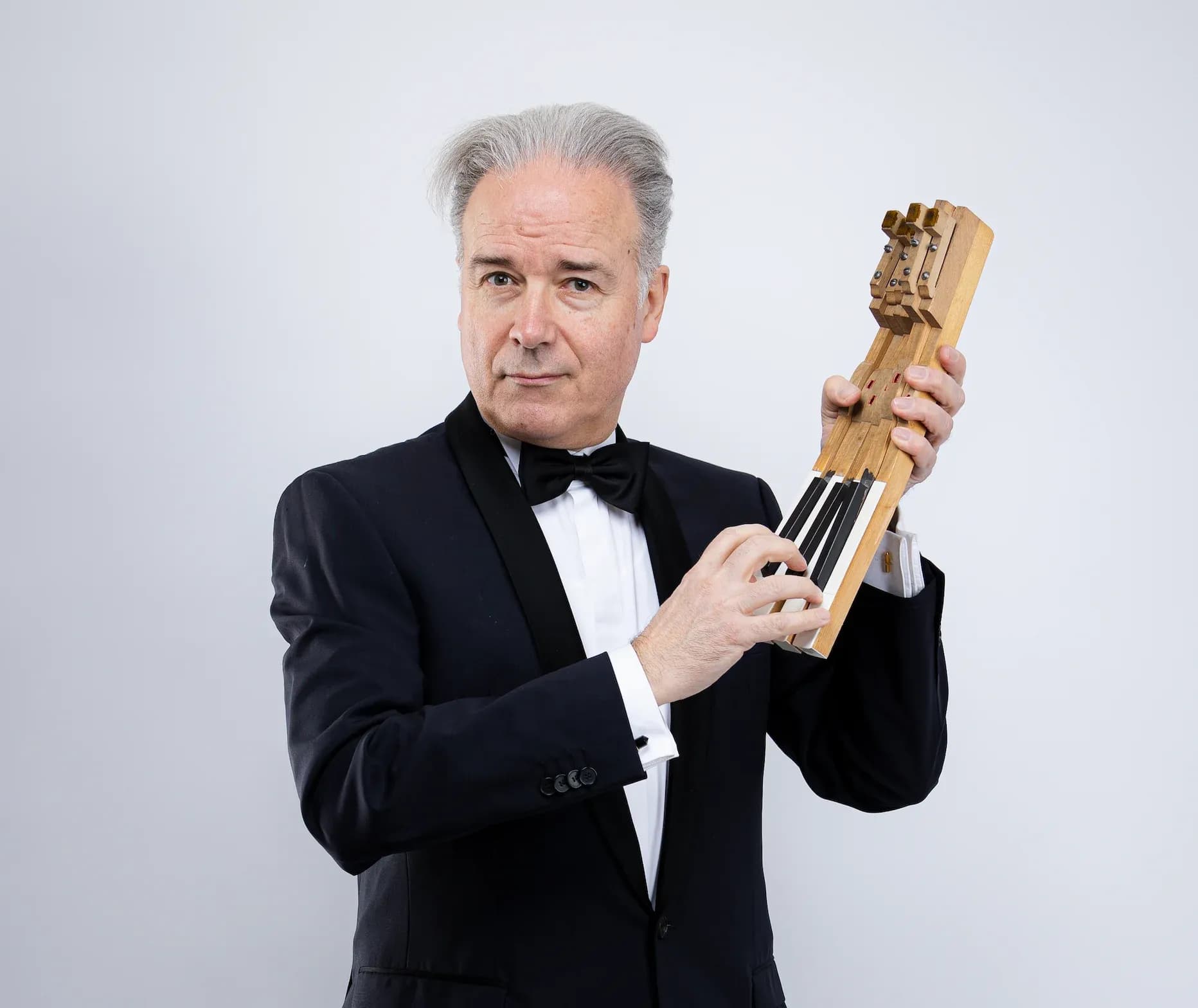 Dave Ruosch am Instrument, Porträt